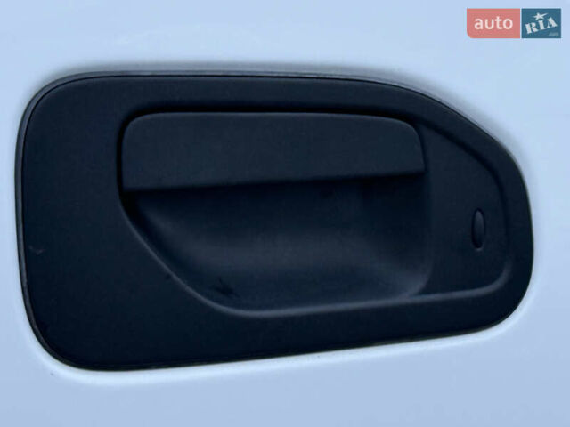 Белый Ниссан e-NV200, объемом двигателя 0 л и пробегом 145 тыс. км за 12700 $, фото 22 на Automoto.ua