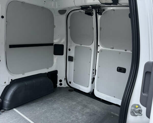 Белый Ниссан e-NV200, объемом двигателя 0 л и пробегом 32 тыс. км за 13700 $, фото 16 на Automoto.ua