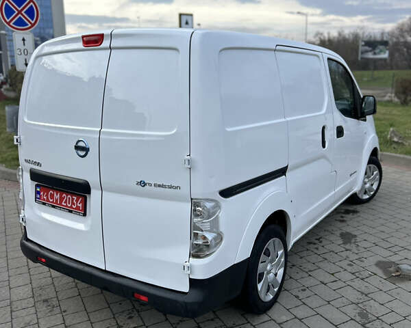 Белый Ниссан e-NV200, объемом двигателя 0 л и пробегом 8 тыс. км за 14300 $, фото 2 на Automoto.ua