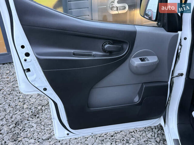 Белый Ниссан e-NV200, объемом двигателя 0 л и пробегом 145 тыс. км за 12700 $, фото 33 на Automoto.ua