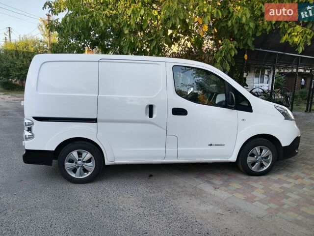 Белый Ниссан e-NV200, объемом двигателя 0 л и пробегом 58 тыс. км за 16200 $, фото 3 на Automoto.ua