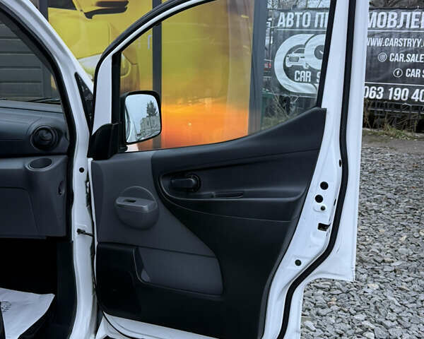 Белый Ниссан e-NV200, объемом двигателя 0 л и пробегом 145 тыс. км за 12700 $, фото 27 на Automoto.ua