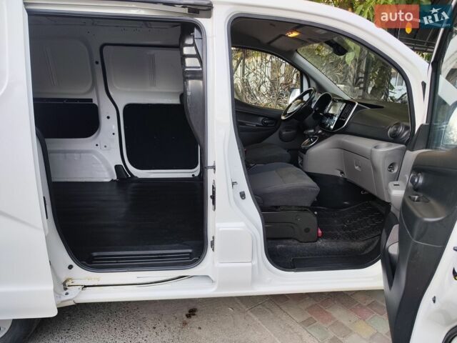 Белый Ниссан e-NV200, объемом двигателя 0 л и пробегом 58 тыс. км за 16200 $, фото 10 на Automoto.ua