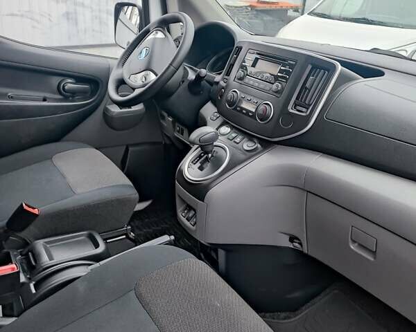 Белый Ниссан e-NV200, объемом двигателя 0 л и пробегом 80 тыс. км за 13500 $, фото 7 на Automoto.ua