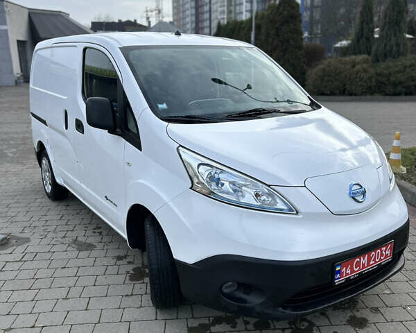 Белый Ниссан e-NV200, объемом двигателя 0 л и пробегом 8 тыс. км за 14300 $, фото 1 на Automoto.ua