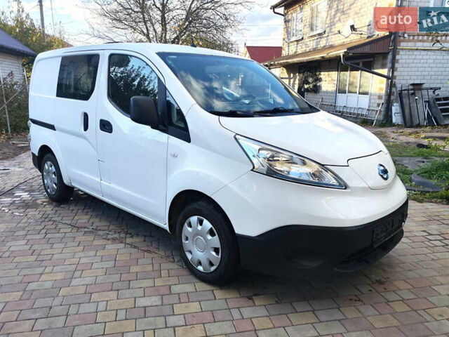 Белый Ниссан e-NV200, объемом двигателя 0 л и пробегом 45 тыс. км за 13999 $, фото 2 на Automoto.ua