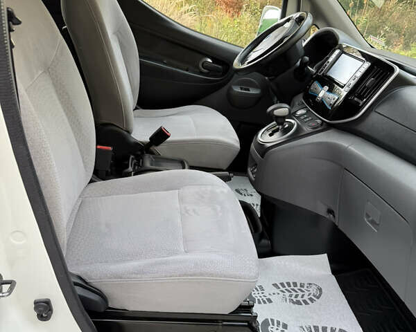 Белый Ниссан e-NV200, объемом двигателя 0 л и пробегом 124 тыс. км за 9950 $, фото 32 на Automoto.ua