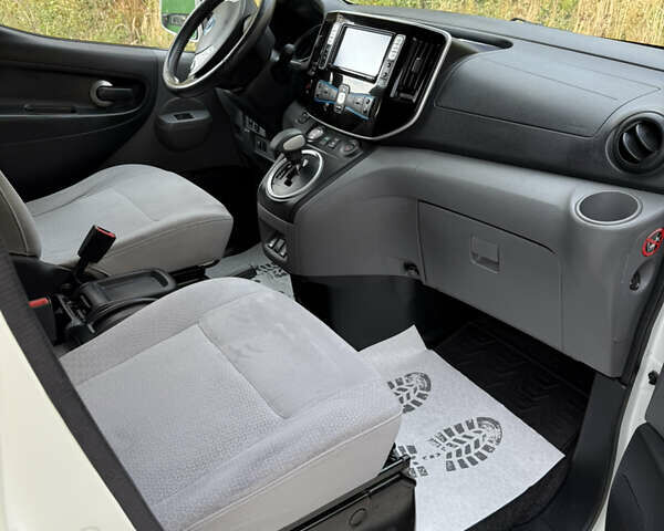 Белый Ниссан e-NV200, объемом двигателя 0 л и пробегом 124 тыс. км за 9950 $, фото 31 на Automoto.ua
