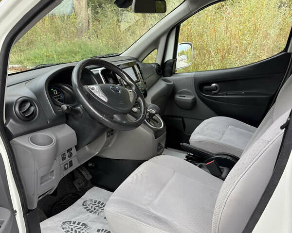 Белый Ниссан e-NV200, объемом двигателя 0 л и пробегом 124 тыс. км за 9950 $, фото 12 на Automoto.ua