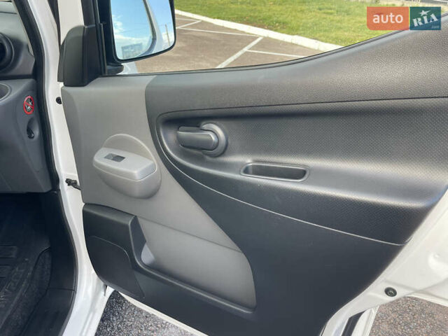 Білий Ніссан e-NV200, об'ємом двигуна 0 л та пробігом 48 тис. км за 9950 $, фото 20 на Automoto.ua