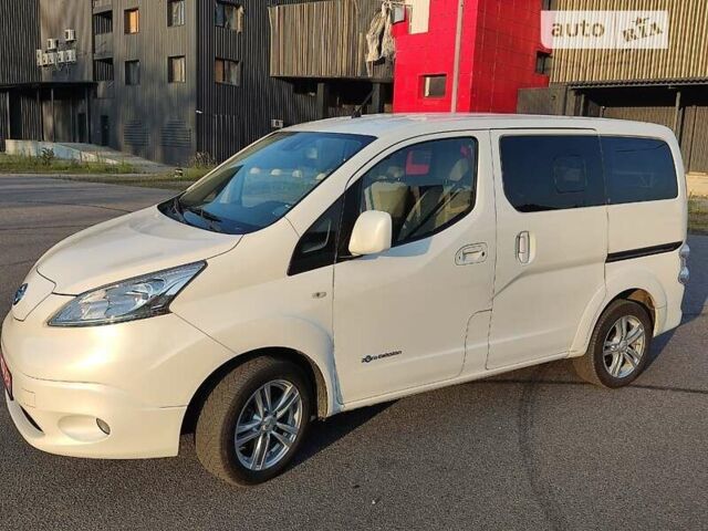 Белый Ниссан e-NV200, объемом двигателя 0 л и пробегом 75 тыс. км за 13600 $, фото 2 на Automoto.ua