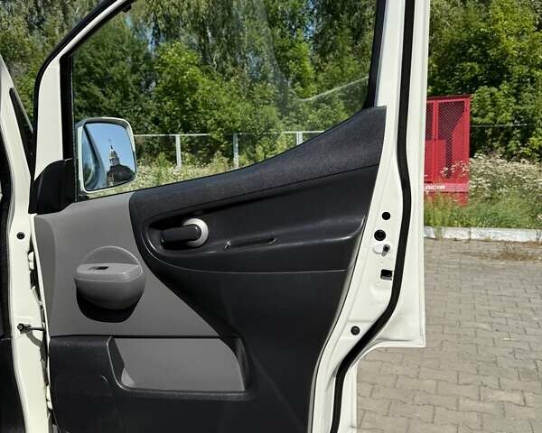 Белый Ниссан e-NV200, объемом двигателя 0 л и пробегом 161 тыс. км за 9400 $, фото 33 на Automoto.ua