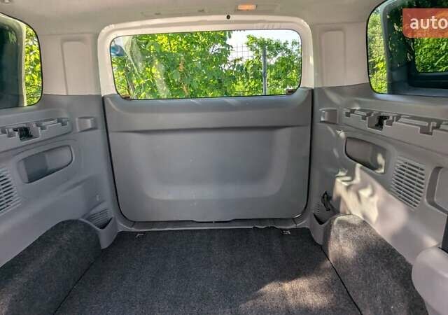 Белый Ниссан e-NV200, объемом двигателя 0 л и пробегом 169 тыс. км за 11000 $, фото 14 на Automoto.ua