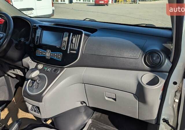 Белый Ниссан e-NV200, объемом двигателя 0 л и пробегом 169 тыс. км за 11000 $, фото 3 на Automoto.ua