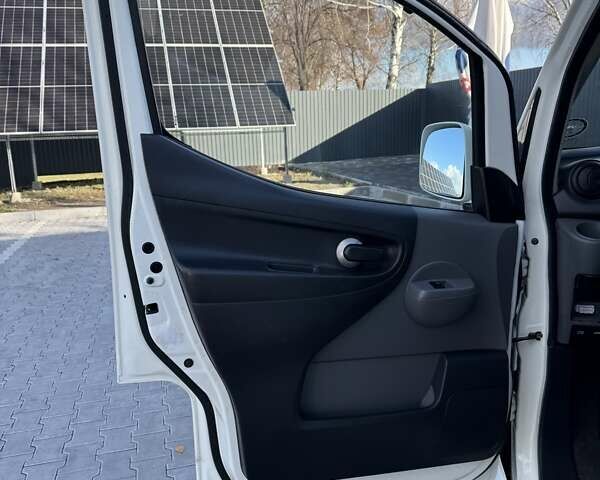 Білий Ніссан e-NV200, об'ємом двигуна 0 л та пробігом 161 тис. км за 9000 $, фото 18 на Automoto.ua