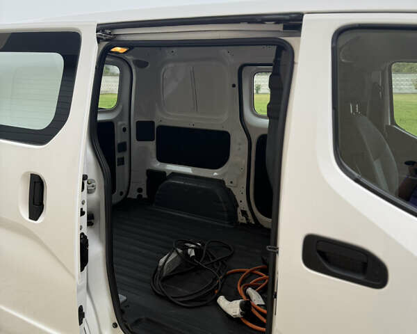 Белый Ниссан e-NV200, объемом двигателя 0 л и пробегом 140 тыс. км за 7400 $, фото 7 на Automoto.ua