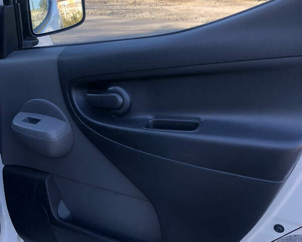 Белый Ниссан e-NV200, объемом двигателя 0 л и пробегом 65 тыс. км за 10400 $, фото 38 на Automoto.ua