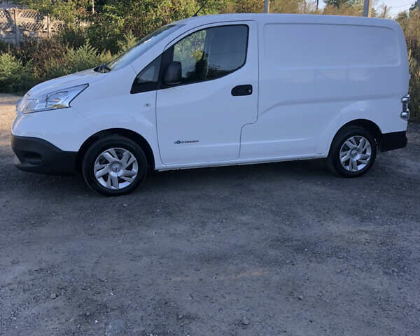 Белый Ниссан e-NV200, объемом двигателя 0 л и пробегом 65 тыс. км за 10400 $, фото 60 на Automoto.ua
