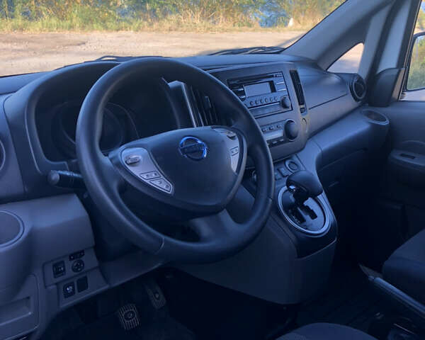 Белый Ниссан e-NV200, объемом двигателя 0 л и пробегом 65 тыс. км за 10400 $, фото 30 на Automoto.ua