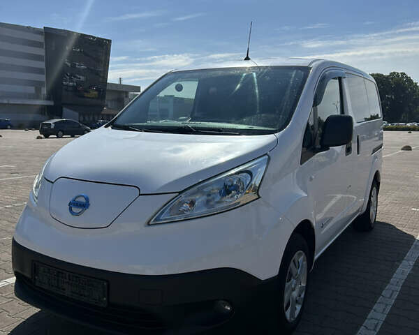 Белый Ниссан e-NV200, объемом двигателя 0 л и пробегом 73 тыс. км за 13200 $, фото 1 на Automoto.ua