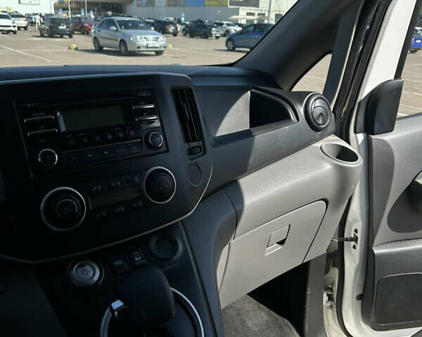 Белый Ниссан e-NV200, объемом двигателя 0 л и пробегом 73 тыс. км за 13200 $, фото 12 на Automoto.ua