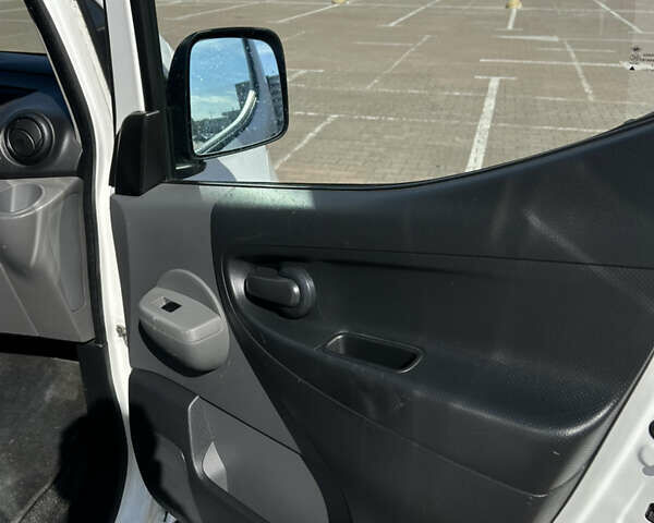 Белый Ниссан e-NV200, объемом двигателя 0 л и пробегом 73 тыс. км за 13200 $, фото 15 на Automoto.ua