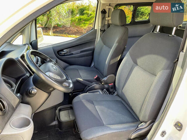 Белый Ниссан e-NV200, объемом двигателя 0 л и пробегом 132 тыс. км за 13200 $, фото 13 на Automoto.ua