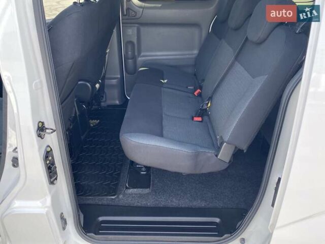 Белый Ниссан e-NV200, объемом двигателя 0 л и пробегом 179 тыс. км за 15700 $, фото 3 на Automoto.ua