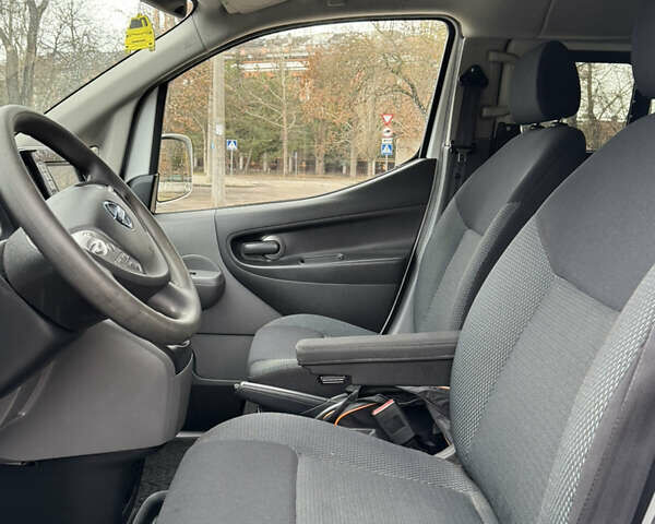 Білий Ніссан e-NV200, об'ємом двигуна 0 л та пробігом 179 тис. км за 15300 $, фото 9 на Automoto.ua