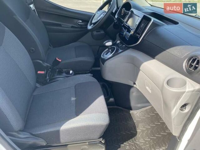 Белый Ниссан e-NV200, объемом двигателя 0 л и пробегом 179 тыс. км за 15700 $, фото 2 на Automoto.ua