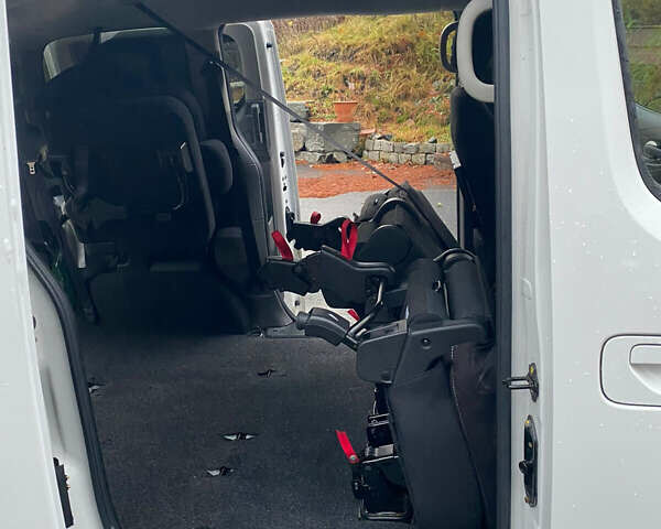 Белый Ниссан e-NV200, объемом двигателя 0 л и пробегом 70 тыс. км за 14400 $, фото 9 на Automoto.ua