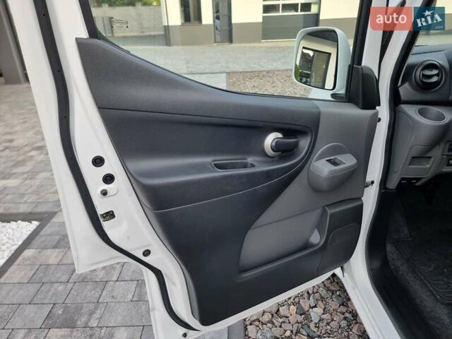 Белый Ниссан e-NV200, объемом двигателя 0 л и пробегом 202 тыс. км за 13300 $, фото 12 на Automoto.ua