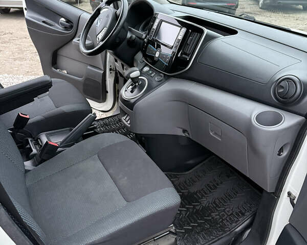 Белый Ниссан e-NV200, объемом двигателя 0 л и пробегом 87 тыс. км за 15200 $, фото 4 на Automoto.ua