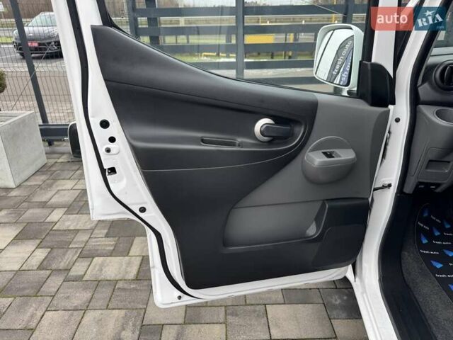 Белый Ниссан e-NV200, объемом двигателя 0 л и пробегом 125 тыс. км за 15900 $, фото 13 на Automoto.ua