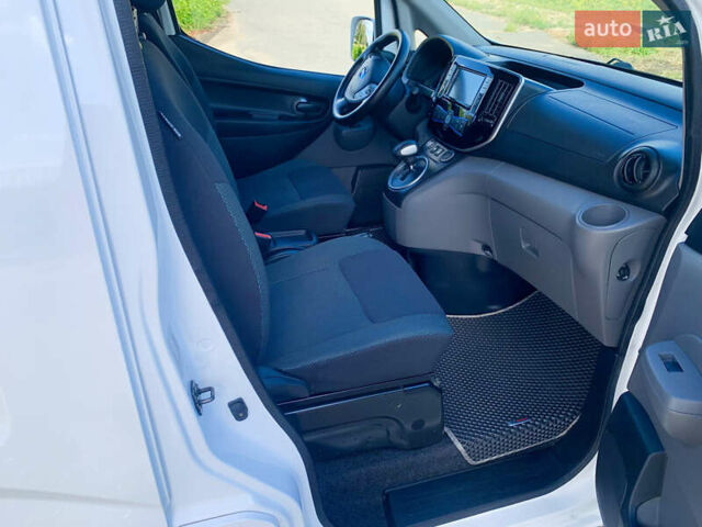 Белый Ниссан e-NV200, объемом двигателя 0 л и пробегом 119 тыс. км за 15200 $, фото 22 на Automoto.ua