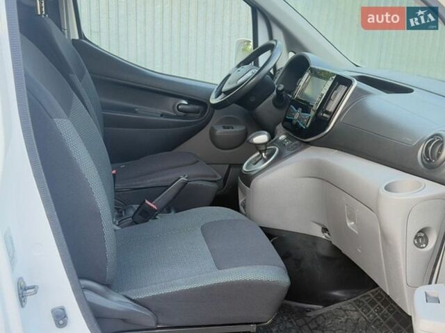 Белый Ниссан e-NV200, объемом двигателя 0 л и пробегом 84 тыс. км за 16500 $, фото 16 на Automoto.ua