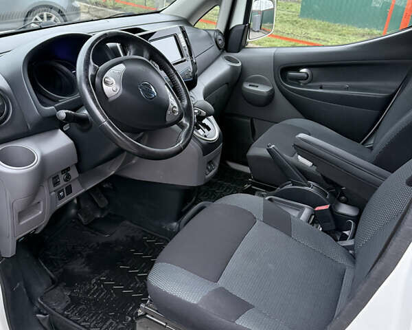 Белый Ниссан e-NV200, объемом двигателя 0 л и пробегом 87 тыс. км за 15200 $, фото 2 на Automoto.ua