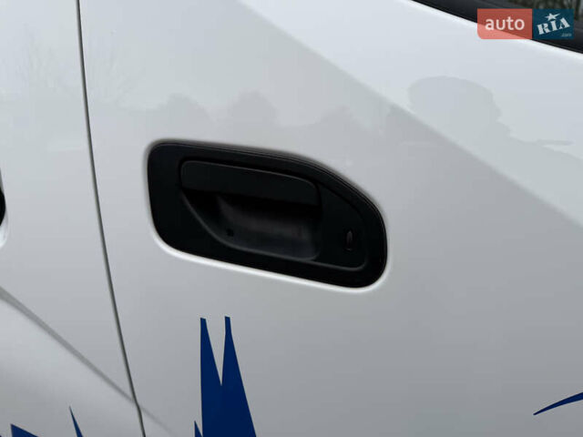 Белый Ниссан e-NV200, объемом двигателя 0 л и пробегом 50 тыс. км за 17899 $, фото 18 на Automoto.ua