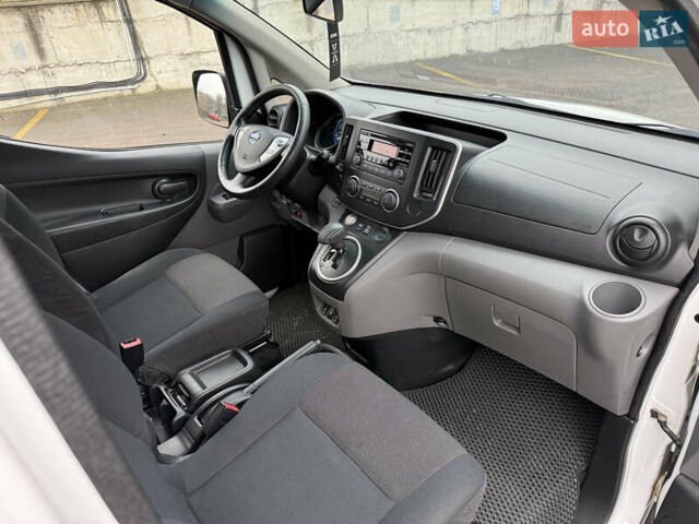 Белый Ниссан e-NV200, объемом двигателя 0 л и пробегом 50 тыс. км за 17899 $, фото 24 на Automoto.ua