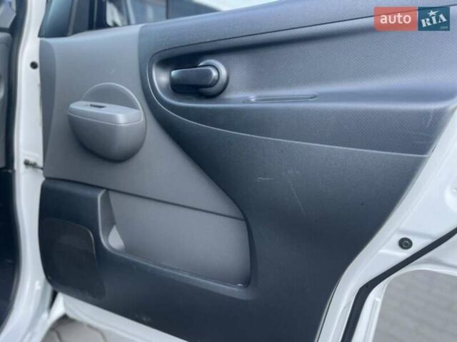 Белый Ниссан e-NV200, объемом двигателя 0 л и пробегом 34 тыс. км за 18900 $, фото 16 на Automoto.ua