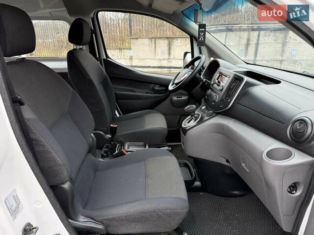Белый Ниссан e-NV200, объемом двигателя 0 л и пробегом 50 тыс. км за 17899 $, фото 20 на Automoto.ua
