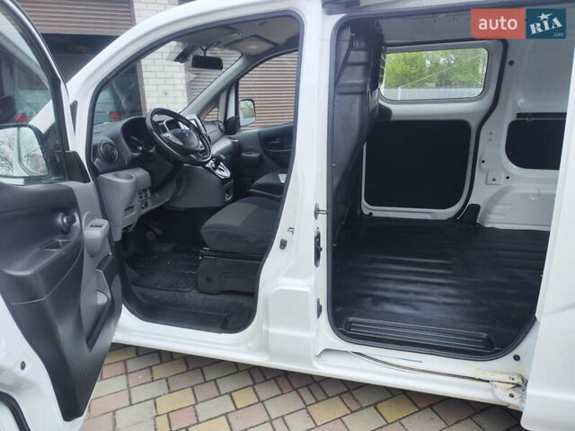 Белый Ниссан e-NV200, объемом двигателя 0 л и пробегом 99 тыс. км за 13900 $, фото 8 на Automoto.ua