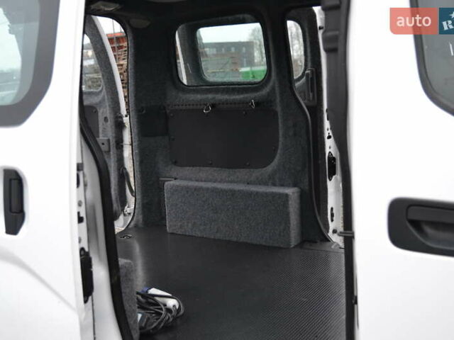 Белый Ниссан e-NV200, объемом двигателя 0 л и пробегом 90 тыс. км за 12999 $, фото 21 на Automoto.ua