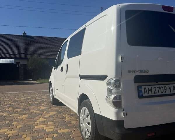 Белый Ниссан e-NV200, объемом двигателя 0 л и пробегом 65 тыс. км за 14800 $, фото 4 на Automoto.ua