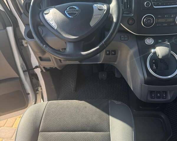 Белый Ниссан e-NV200, объемом двигателя 0 л и пробегом 65 тыс. км за 14800 $, фото 12 на Automoto.ua