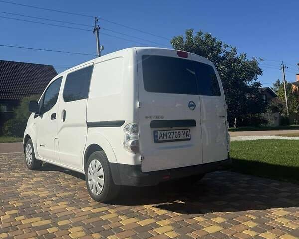 Белый Ниссан e-NV200, объемом двигателя 0 л и пробегом 65 тыс. км за 14800 $, фото 2 на Automoto.ua