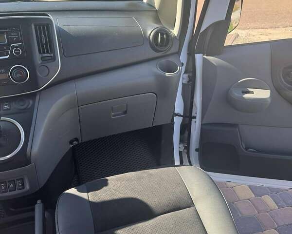 Белый Ниссан e-NV200, объемом двигателя 0 л и пробегом 65 тыс. км за 14800 $, фото 13 на Automoto.ua