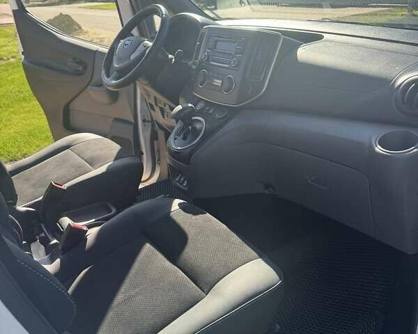 Белый Ниссан e-NV200, объемом двигателя 0 л и пробегом 65 тыс. км за 14800 $, фото 10 на Automoto.ua