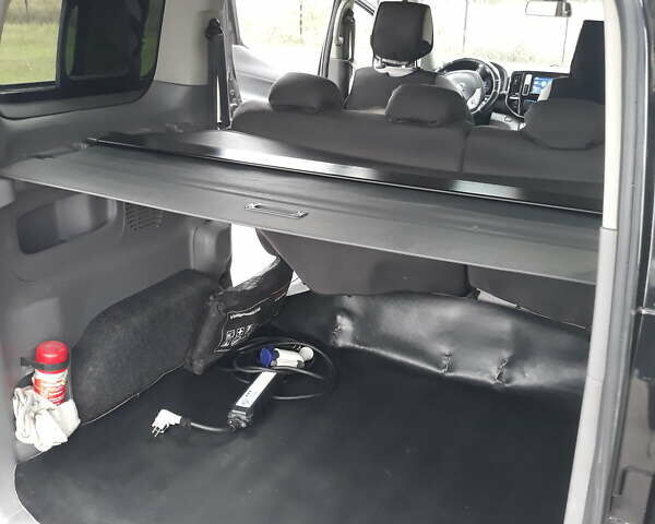 Чорний Ніссан e-NV200, об'ємом двигуна 0 л та пробігом 179 тис. км за 14000 $, фото 4 на Automoto.ua