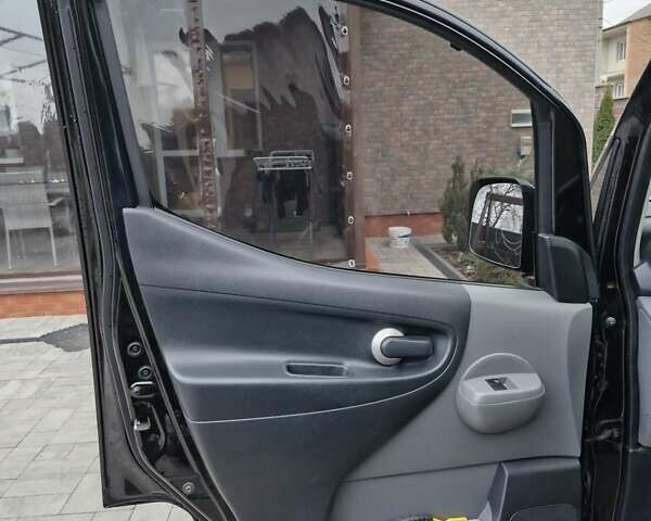 Черный Ниссан e-NV200, объемом двигателя 0 л и пробегом 145 тыс. км за 10500 $, фото 17 на Automoto.ua